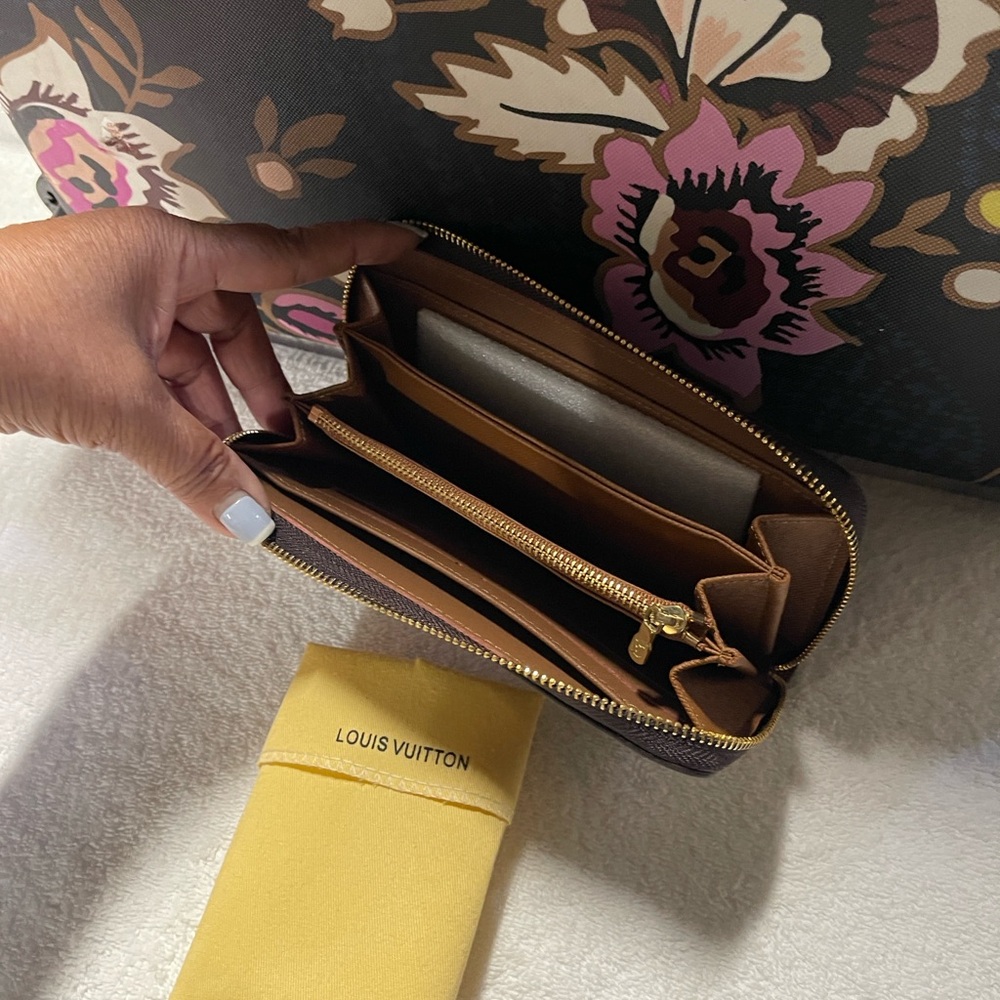 Louis Vuitton style wallet with zipper closure - Picture 3 of 7